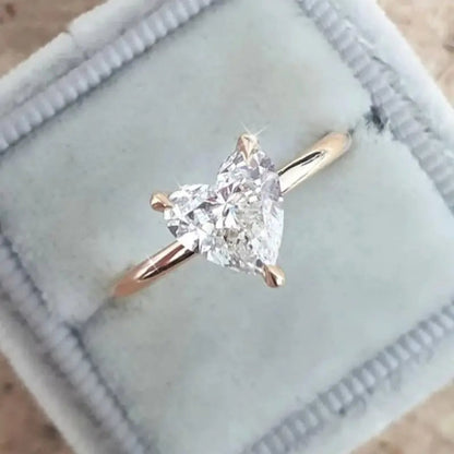 Anillo fino con corazón de zirconia