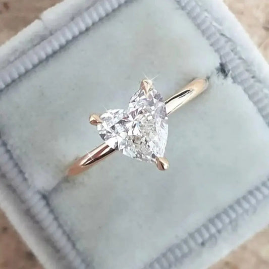 Anillo fino con corazón de zirconia