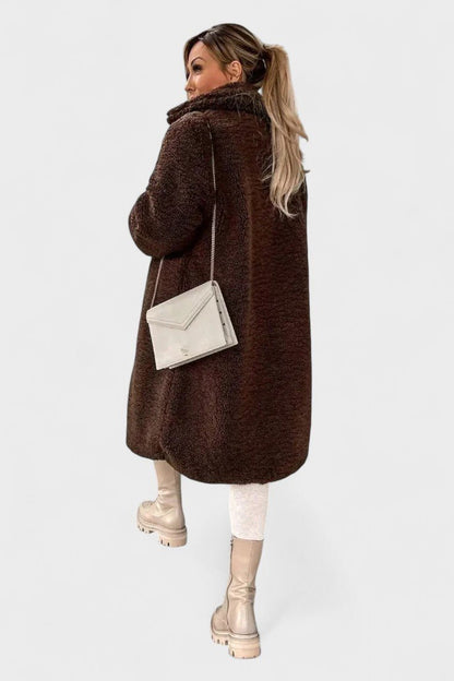 Mirela | Dlouhý teddy kabát s klopovým límcem v barvě camel